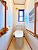 トイレ：【10月12日まで現況販売】1階トイレ写真。窓付きで換気がしやすい明るいトイレです。清潔感のある空間で、毎日気持ちよくご利用いただけます。