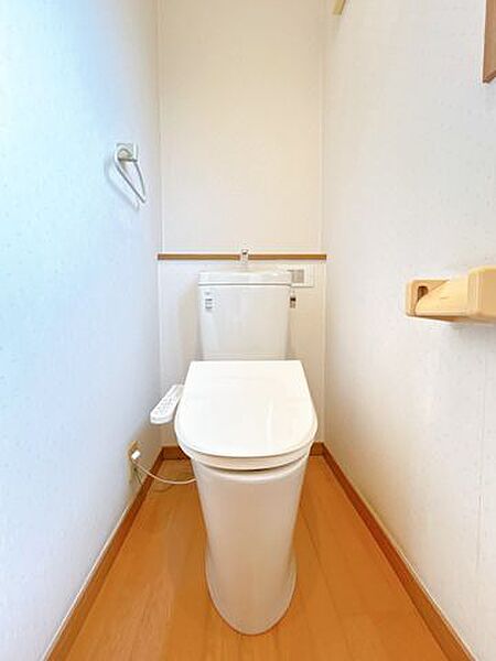 【9月28日まで現況販売】2階トイレ写真。2階にもトイレがあり、ご家族が多いご家庭にも便利です。