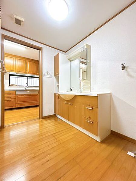 【9月28日まで現況販売】洗面室写真です。ゆとりのある洗面室です。収納付きの洗面化粧台を備えており、朝の身支度や毎日の家事も快適に行えます。