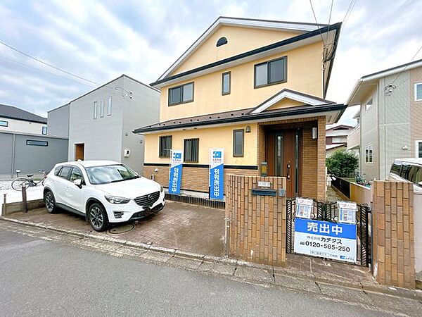 【9月28日まで現況販売】外観別アングル写真。やさしい色合いの外観が印象的な住まいです。駐車スペースも確保されており、お車をお持ちのご家族にもおすすめです。