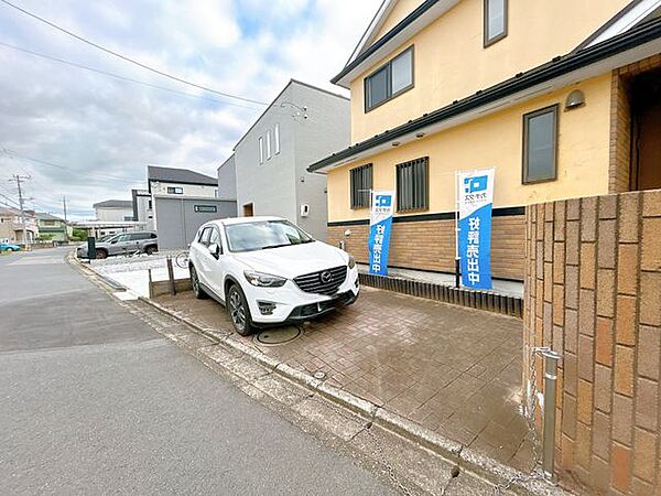 【9月28日まで現況販売】駐車場写真です。駐車スペースを備えており、お車の出し入れもスムーズです。毎日の通勤やお買い物にも便利にお使いいただけます。