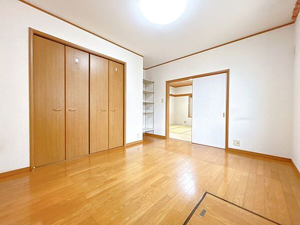 【9月28日まで現況販売】1階北側6.5帖洋室写真です。収納付きの洋室は、お子様部屋や寝室、書斎など幅広い用途に対応可能です。シンプルな内装でお部屋づくりも楽しめます。