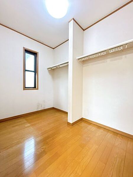 【9月28日まで現況販売】西側納戸写真。季節用品や趣味の道具などの収納に便利な納戸です。住空間をすっきり保つことができます。