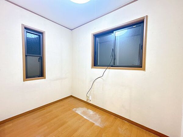 【9月28日まで現況販売】北東側納戸写真。収納スペースとしてはもちろん、テレワークスペースや趣味のお部屋としても活用をご検討いただけます。