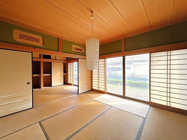 【9/21まで現況販売】南西側8畳和室別アングル写真です。