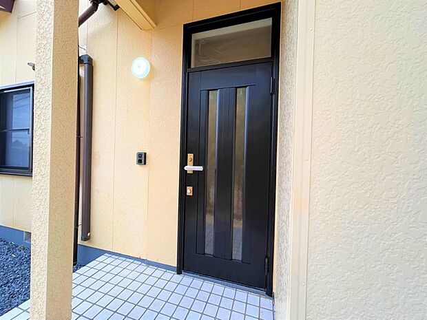 【リフォーム済】玄関です。玄関扉は交換致しました。もちろん鍵も変わるので、防犯面でも安心です。