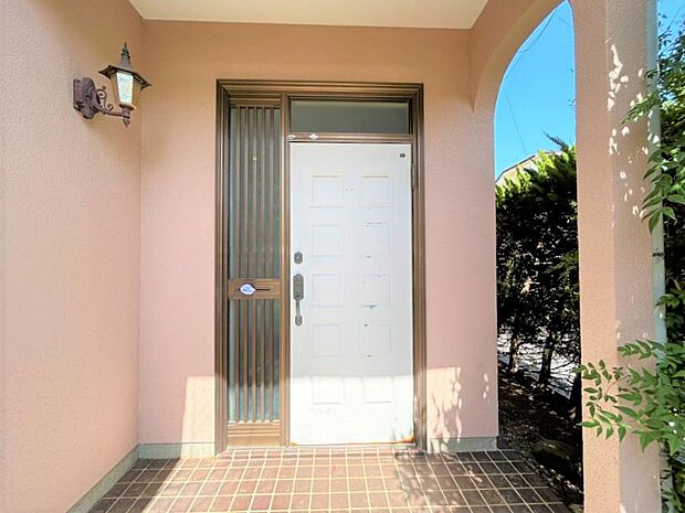 【内外装リフォーム中】5/2更新。玄関扉写真です。鍵交換致します。防犯面でも鍵交換されていると安心ですね。白基調の玄関で明るい雰囲気の玄関となっております。