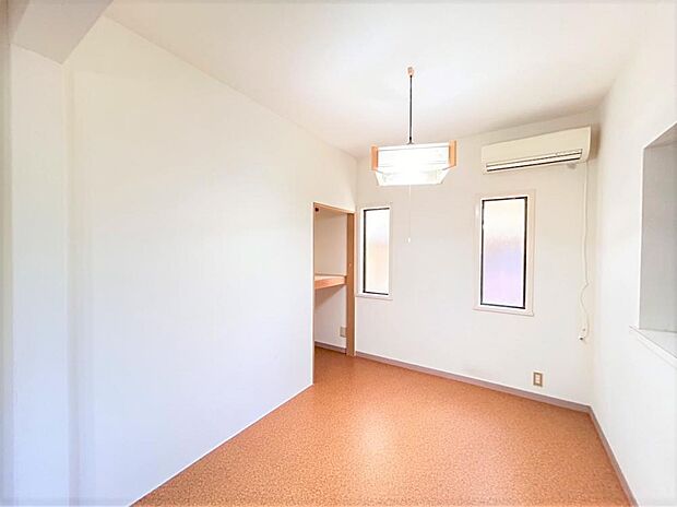 【リフォーム中】2階洋室の写真です。リモートワーク用のお部屋としても丁度良いですね。天井壁クロス貼り替え、照明交換、他。