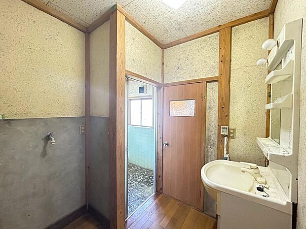 【内外装リフォーム中】6/7更新1階洗面所の写真です。水回り床建具クロスのリフォーム工事を行います。
