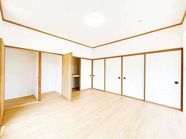 【リフォーム済】洋室約10帖です。畳からフローリングへ変更しました。お子さまのお部屋にいかがでしょうか。天井壁クロス貼り替え、フローリング張り替え、照明交換、他。