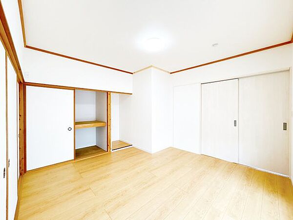【リフォーム済】洋室の様子です。照明交換、クロス張替え等を致しまします。南向きのお部屋なので主寝室にうってつけです。朝は陽の光で気持ちよく目が覚めそうです。