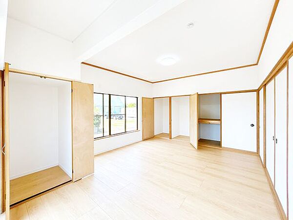 【リフォーム済】洋室約10帖です。家具などが置きやすいように畳からフローリングへ変更しました。天井壁クロス貼り替え、フローリング張り替え、照明交換、他。