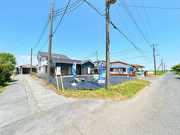 【リフォーム済】外観別角度の写真です。三方道路に面しているので、日当たりもよく開放感もありますね。外壁屋根塗装、庭木伐採