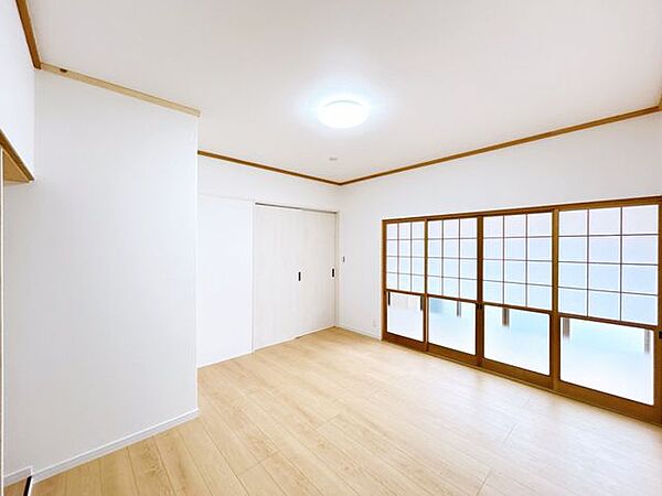【リフォーム済】こちらは8帖の洋室になります。フロアタイルを張り、照明交換を行います。1間サイズの収納があり部屋が散らかる心配もなくスッキリ片付けが出来そうです。