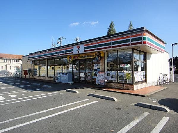 セブン-イレブン 成東本須賀店：5.7ｋｍ（徒歩77分）(車8分)仕事終わりの遅い時間の買い物や、日用品の急な買い出し、ATM等の利用もできて便利です