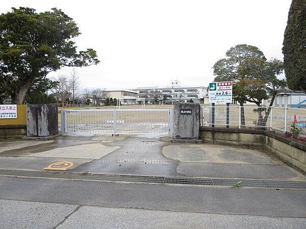 山武市立蓮沼小学校：2.5ｋｍ（徒歩35分）(車5分)少し長い距離ですが、集団登下校でお友達とお話ししながらだと楽しい距離。成長期にしっかり運動、歩くことで健康的になりますね。