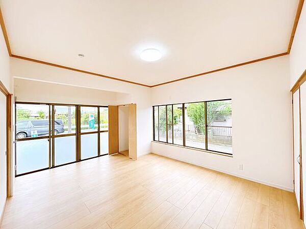【リフォーム済】すぐに外に出られます。ウッドデッキなどを造作してもいいですね。天井壁クロス貼り替え、フローリング張替、照明交換、他。