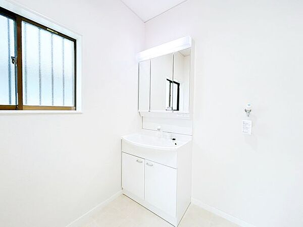 【内外装リフォーム済】洗面化粧台は三面鏡タイプを採用しました。朝の支度がしやすく、見た目もすっきりします。