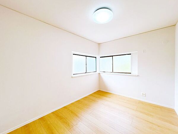 【内外装リフォーム済】2階洋室約6帖です。リモートワーク用のお部屋としても丁度良いですね。天井壁クロス貼り替え、フローリング重ね張り、照明交換、他。