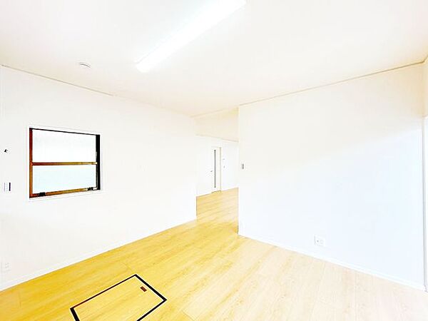 【内外装リフォーム済】キッチンは交換済みです。横には冷蔵庫置き場もあり、スムーズな同船が確保できています。クロス貼り、フローリング重ね張り、LED照明交換、ダウンライト設置、他。