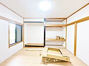【リフォーム中6/1更新】1階6帖和室です。フローリング張りの和洋室にいたします。押入れがあるので、客間布団なども仕舞うことができますね。フローリング張替え、クロス張替え、襖張替え、障子張り替え、…