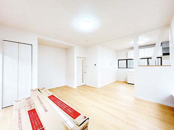 【内外装リフォーム済】リビング15帖です。居室とダイニングをつなげて広いリビングにいたしました。窓が多いので暖かくお過ごしいただけそうですね。フローリング重ね張り、照明交換、他。