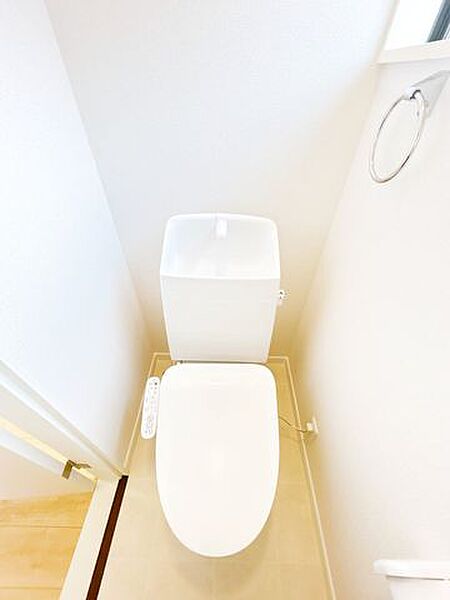 トイレは温水洗浄機能付きに新品交換しました。直接肌に触れるトイレは新品が嬉しいですよね。