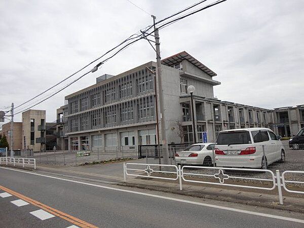 東金市立東小学校：1.7km（徒歩22分）(車4分)徒歩圏内にあるので小さいお子様がいるご家庭でも安心ですね。学校行事やクラブ活動で帰りが遅くなっても苦にならない距離です。 1990m