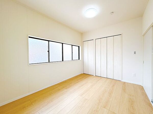 【内外装リフォーム済】2階洋室約7.5帖です。居室の奥部分は収納にいたしました。フローリング重ね張り、照明交換、他。