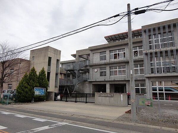 東金市立東中学校：1.5km（徒歩19分）(車3分)中学校になると本格的に部活動も始まり、遅くなりがちで親は心配ですが、成長するお子様を見守りましょう。