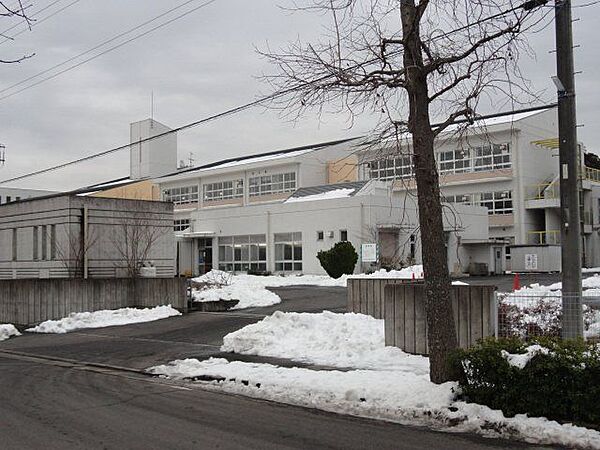 セブン-イレブン 東金武射田店 東金市立東中学校：4.4ｋｍ（徒歩60分）(車9分)中学校になると本格的に部活動も始まり、遅くなりがちで親は心配ですが、成長するお子様を見守りましょう。 900m