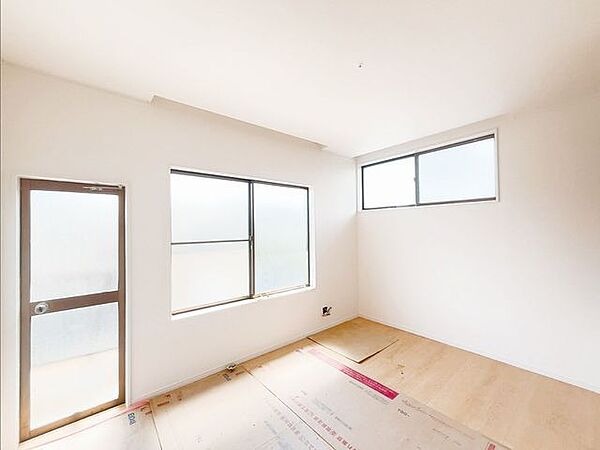 【リフォーム中8/28更新】2階洋室のお写真です。リモートワーク用のお部屋としても丁度良いですね。天井壁クロス貼り替え、フローリング重ね張り、照明交換、他。