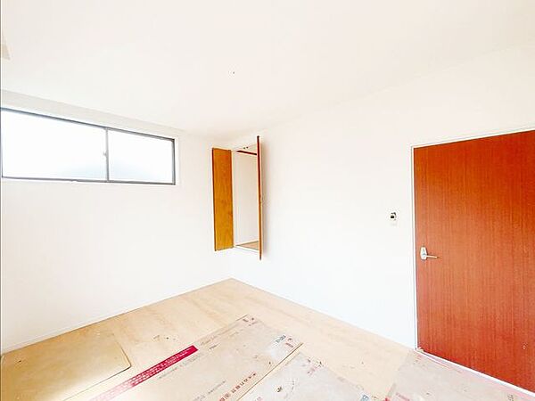 【リフォーム中8/28更新】2階洋室のお写真です。二面採光で明るいお部屋となっております。天井壁クロス貼り替え、フローリング重ね張り、照明交換、他。