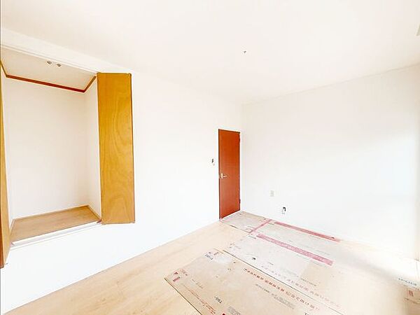 【リフォーム中8/28更新】2階5.5帖洋室です。収納があるので、お洋服の収納には困りませんね。天井壁クロス貼り替え、フローリング重ね張り、照明交換、他。