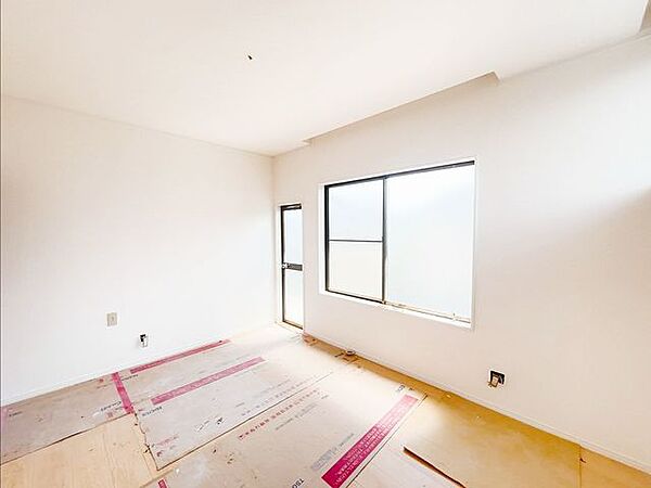 【リフォーム中8/28更新】2階洋室です。ゆったりとした広さなので、ベッドや勉強机なども置けますね。天井壁クロス貼り替え、フローリング重ね張り、照明交換、他。