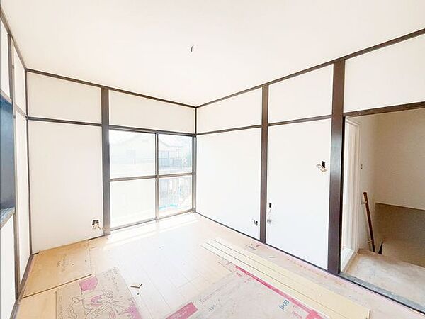 【リフォーム中8/28更新】2階洋室です。南に面した窓がございますので、明るいお部屋です。天井壁クロス貼り替え、フローリング重ね張り、照明交換、他。