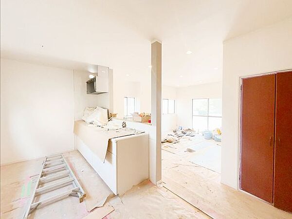 【リフォーム中8/28更新】キッチンスペースです。キッチン設備は交換いたします。ゆったりと広さがあるので、パントリーとしても使えそうですね。クロス貼り、フローリング重ね張り、LED照明交換、ダウンラ…