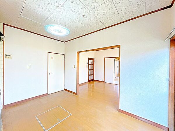 【リフォーム中8/17更新】約12帖のLDKです。大きな窓があるので、明るく過ごしやすい空間になっています。クロス貼り、フローリング重ね張り、LED照明交換、他。