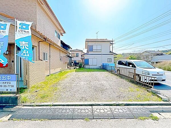 【リフォーム中8/17更新】合計6台駐車可能です。門・塀・カーポートを撤去。少しでも停めやすくなるようにリフォームいたします。前面道路も通行量少ないので駐車が苦手な方でも停めやすいです。