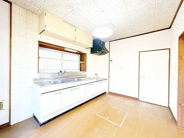 【リフォーム中8/17更新】キッチンは交換予定です。横には冷蔵庫置き場もあり、スムーズな導線が確保できています。クロス貼り、フローリング重ね張り、LED照明交換、ダウンライト設置、他。