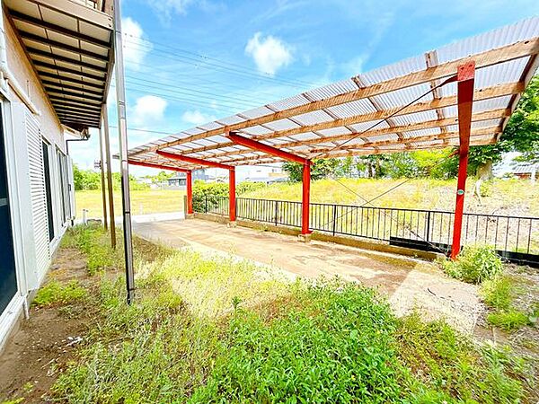 【リフォーム中8/17更新】駐車場のお写真です。古くなったカーポートは撤去して駐車がしやすくなります。