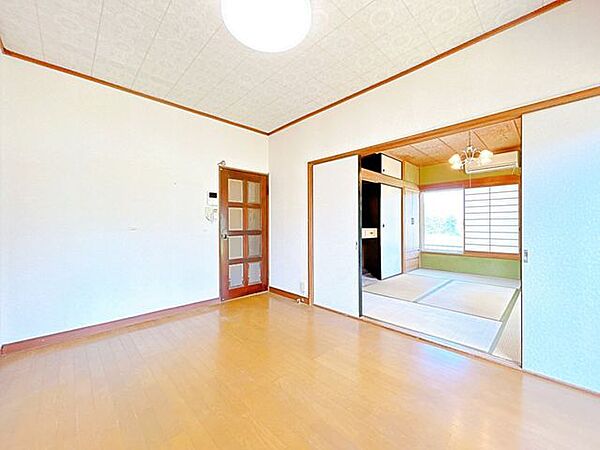 【リフォーム中8/17更新】約12帖のLDKです。床はフローリングを重ね張りします。クロス貼り、LED照明交換、ダウンライト設置、他。