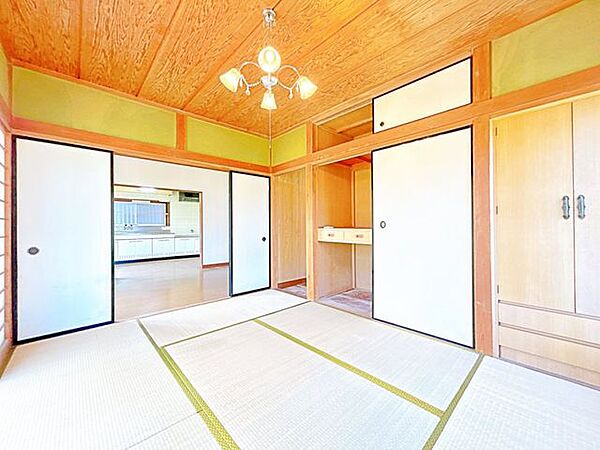 【リフォーム中8/17更新】1階和室の様子。こちらは6帖の洋室になります。2面採光なので風通しもよく気持ちが良いですね。天井壁クロス貼り替え、フローリング張り替え、照明交換、他。