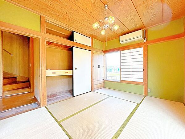 【リフォーム中8/17更新】1階6帖和室写真です。こちらも二面採光で明るいお部屋となっております。天井壁クロス貼り替え、フローリング張り替え、照明交換、他。