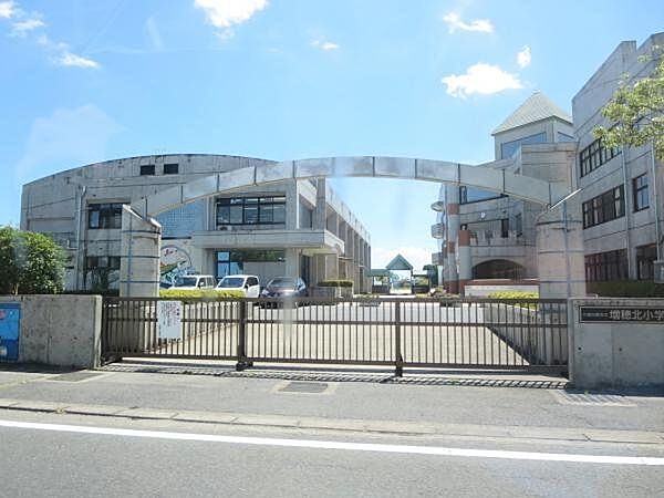 大網白里市立季美の森小学校まで1.7ｋｍ。毎日の通学にも程よい距離。友達と一緒ならあっという間に学校についてしまいます。登下校時間も大切な思い出の1コマになります。
