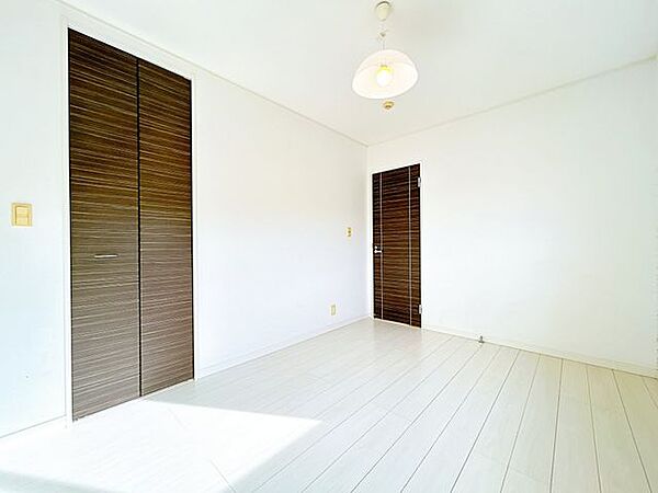 【ハウスクリーニング済】2階洋室約6帖です。ウォークインクローゼットがあるのでお洋服などの収納もバッチリです。