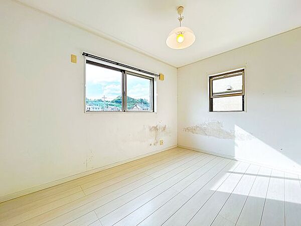 【ハウスクリーニング済】2階洋室約6帖です。窓が2面に設置されていて風通りがいいです。