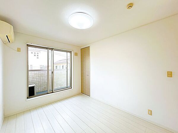 【ハウスクリーニング済】2階洋室約6帖です。お子さまのお部屋にいかがでしょうか。