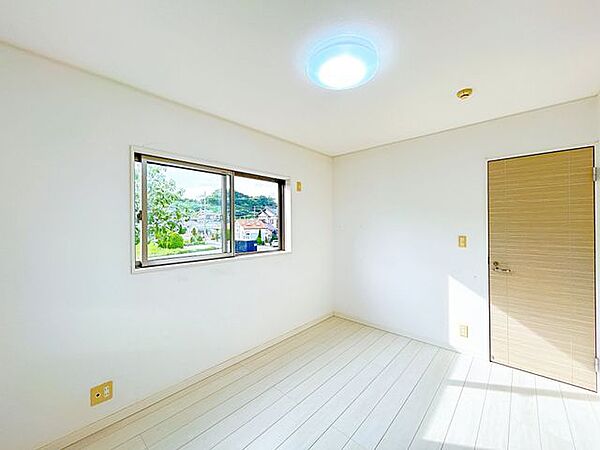 【ハウスクリーニング済】2階洋室約6帖です。小さな窓がついています、隣家の視線を気にせず空気の入れ替えができます。