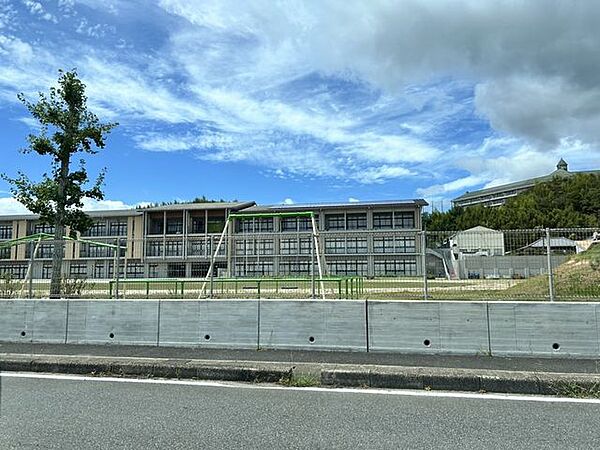 松尾小学校まで約600ｍ（徒歩約8分）　お子様の足でも安心の距離ですね。登下校時には子供たちの元気な声が聞こえてきます。帰りが遅くなっても、お家から近いので安心ですね。